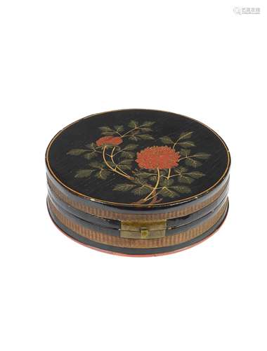 AN UNUSUAL PAINTED LACQUER 'BASKET WEAVE' CIRCULAR BOX AND C...