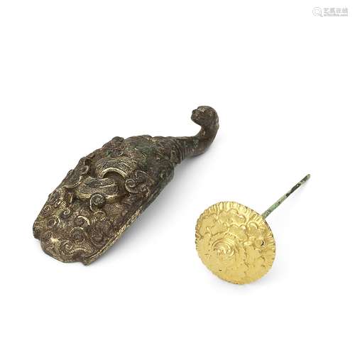 A RARE PARCEL-GILT BRONZE BELT HOOK Warring States Period (3...