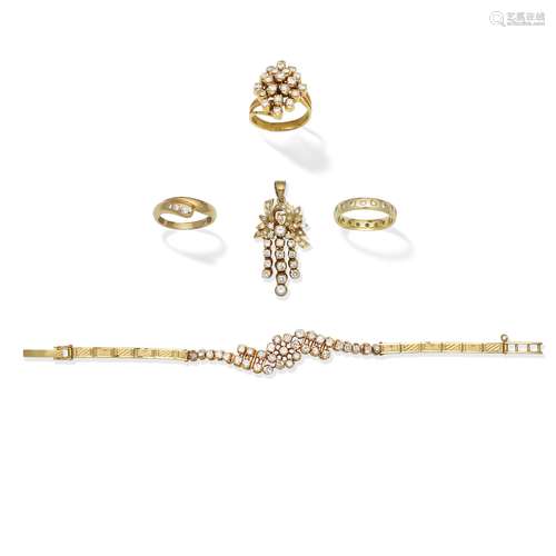 DIAMOND-SET BRACELET, PENDANT AND THREE RINGS (5)