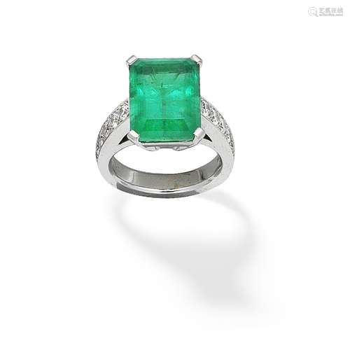 EMERALD AND DIAMOND RING