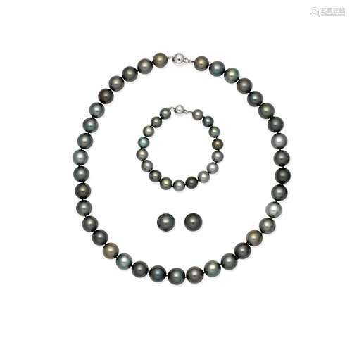 CULTURED PEARL NECKLACE, BRACELET AND EARSTUD SUITE (3)