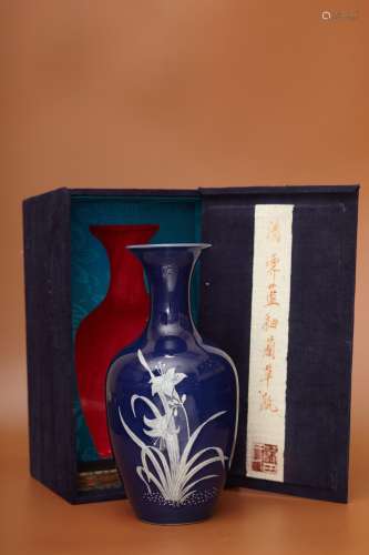 清乾隆 霽藍釉蘭草瓶