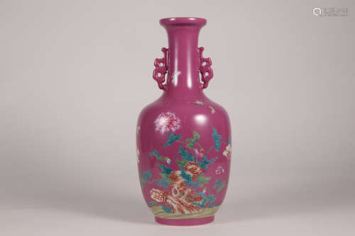 清代，“大清雍正年制”胭脂红釉粉彩花卉纹双耳瓶