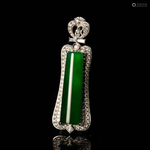 CHINESE GREEN JADEITE PENDANT