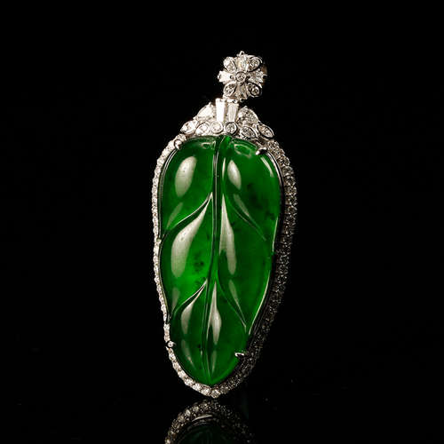 CHINESE GREEN JADEITE PENDANT