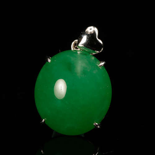 CHINESE GREEN JADEITE PENDANT