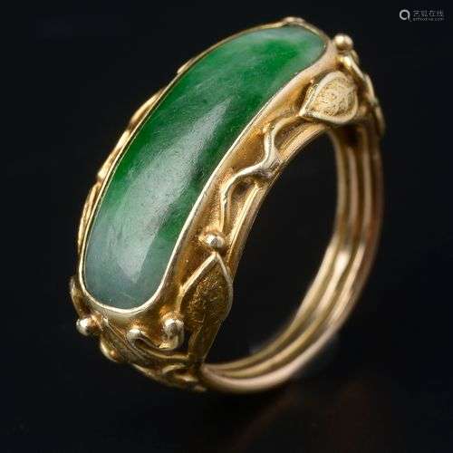 Bague or jaune 14k, la monture feuillagée ornée d'un cabocho...