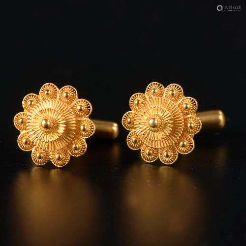 Paire de boutons de manchettes en or jaune 18k, la platine c...