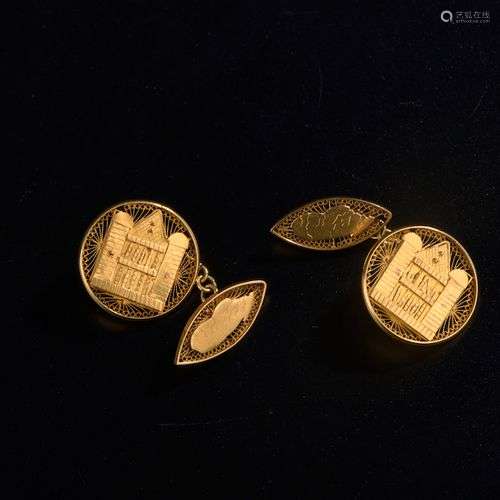 Paire de boutons de manchettes en or jaune 18k, la platine c...