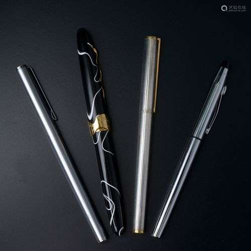 Ensemble de quatre stylos comprenant : - CROSS, stylo-plume ...