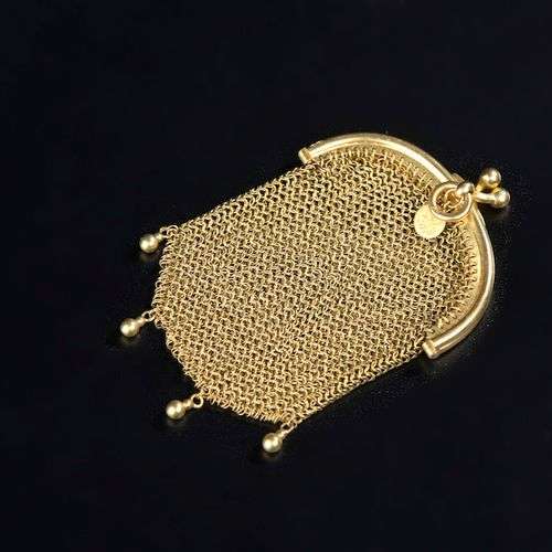 Petite bourse cotte de maille en or jaune 18k retenant quatr...