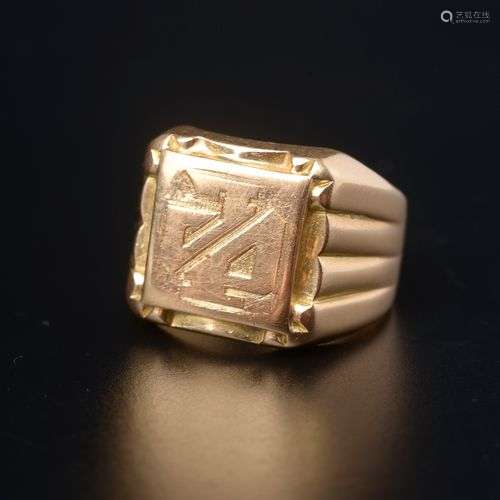 Bague chevalière en or jaune 18k, le chaton carré monogrammé...