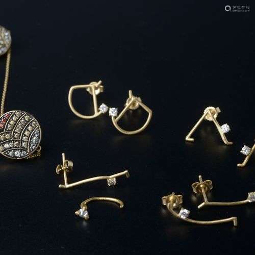 *Bijou d'oreille en or jaune 18k, le clip principal circulai...