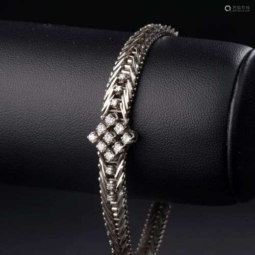 Bracelet en or gris 18k à maille souple chevronnée centré d'...