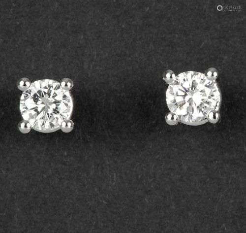 Paire de boucles d'oreilles en or blanc (18 carats), elk bez...