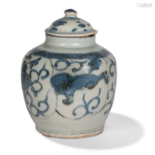 PETIT VASE COUVERT EN PORCELAINE BLEU BLANC Chine, époque Mi...