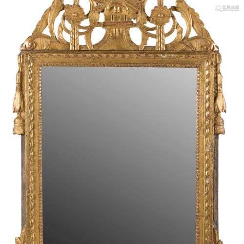 MIROIR EN BOIS DORE A FRONTON AJOURE à décor de gerbes de bl...