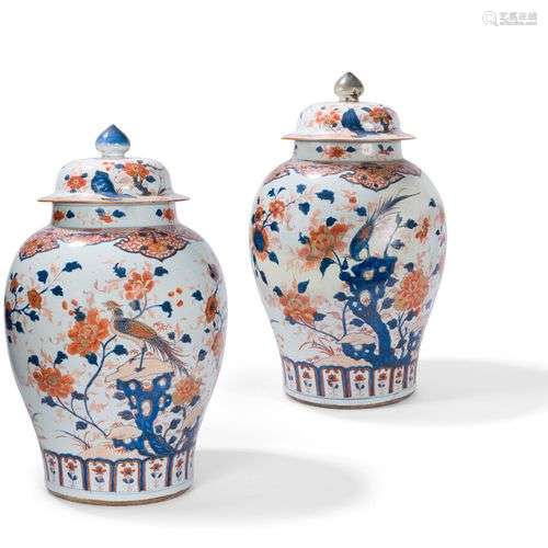 PAIRE DE POTICHES COUVERTES EN PORCELAINE IMARI CHINOIS Chin...