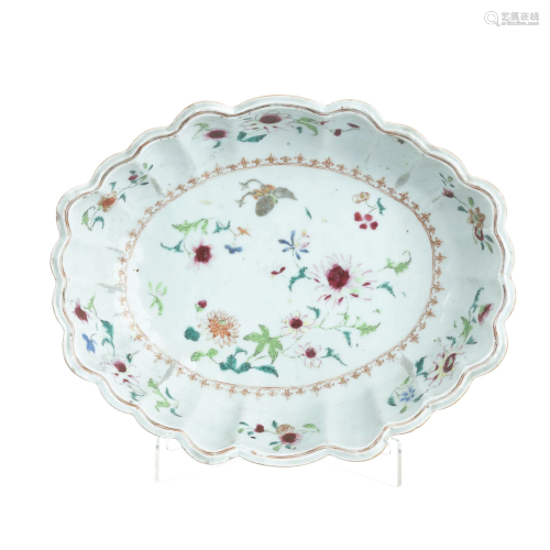 Chinese porcelain scalloped oval bowl, Qianlong