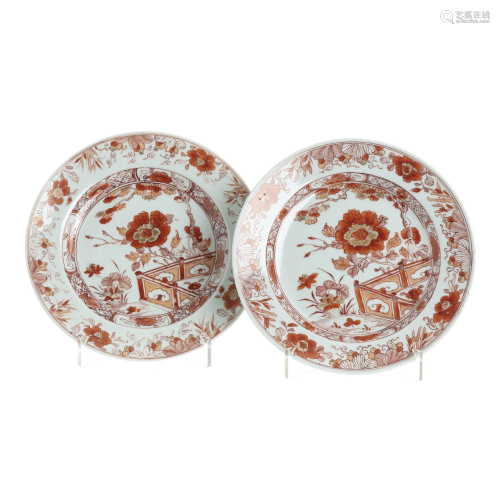 Pair of rouge de fer plates in Chinese porcelain,