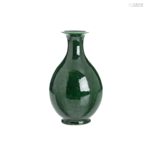 Chinese porcelain 'dragons' vase