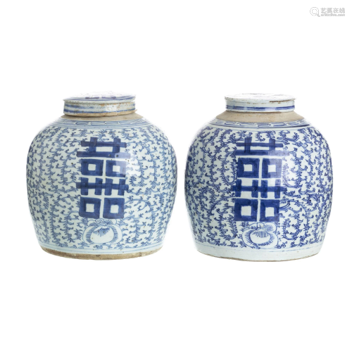 Pair of 'winding' pots in Chinese porcelain, Guangxu