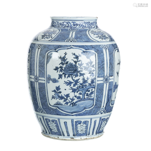 Large Chinese porcelain pot, Ming