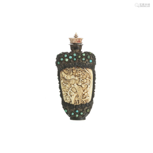 Chinese snuff bottle in oxbone and silver