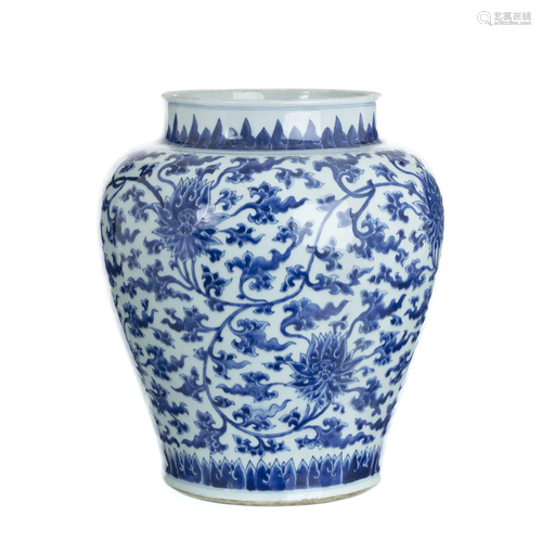 Chinese lotus porcelain pot, Kangxi