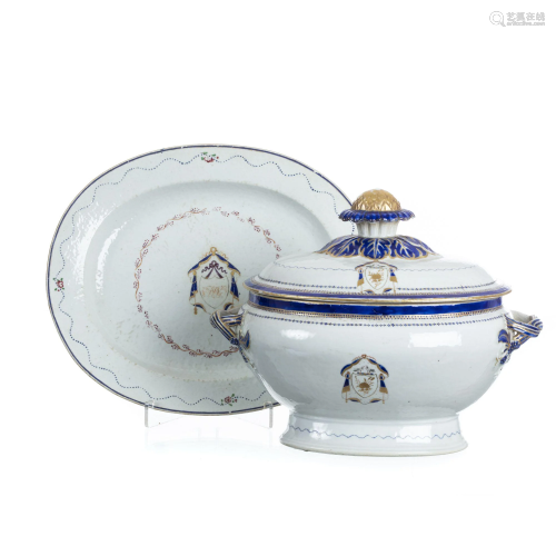 Chinese porcelain tureen with presentoir in Chinese