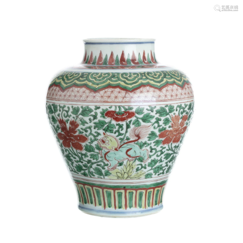 Wucai 'Qilins' pot in Chinese porcelain, Transitional