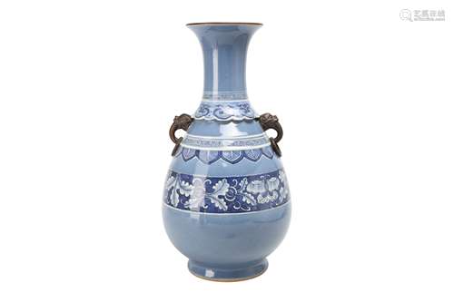 A CHINESE BLUE AND WHITE VASE.