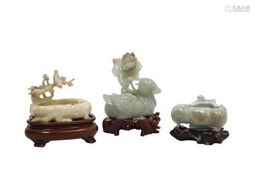 THREE CHINESE HARDSTONE CARVINGS.