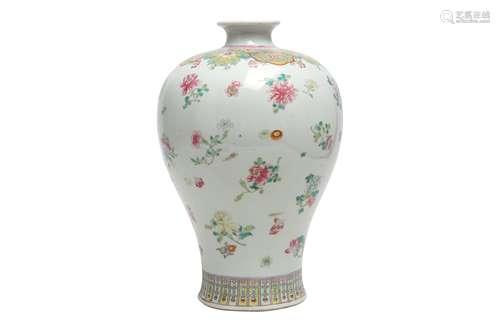 A CHINESE FAMILLE ROSE VASE, MEIPING.