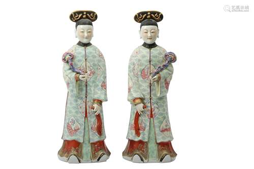 A PAIR OF CHINESE FAMILLE ROSE FIGURES OF LADIES.