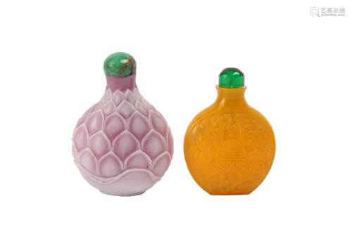 TWO CHINESE PEKING GLASS SNUFF BOTTLES.