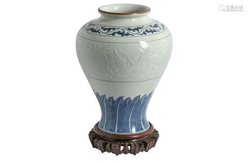 A CHINESE BLUE AND WHITE BALUSTER VASE.