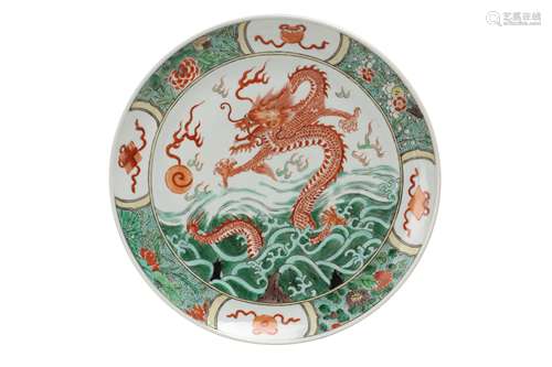 A CHINESE FAMILLE VERTE DRAGON DISH.