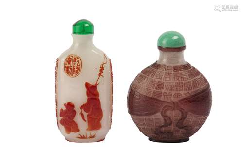 TWO CHINESE PEKING OVERLAY GLASS SNUFF BOTTLES.