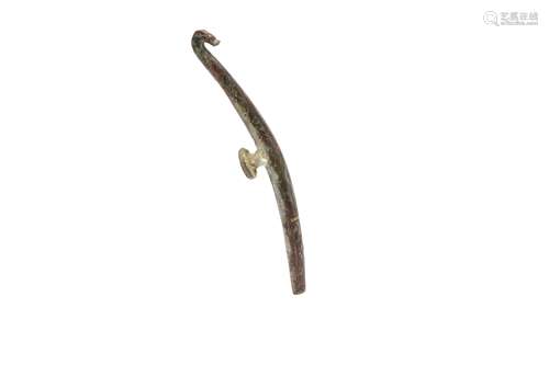 A CHINESE SILVER-INLAID BRONZE GARMENT HOOK.