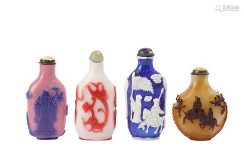 FOUR CHINESE PEKING OVERLAY GLASS SNUFF BOTTLES.