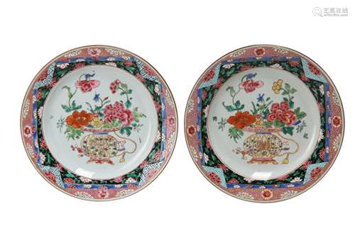 A PAIR OF FAMILLE ROSE 'FLOWER BASKET' DISHES.