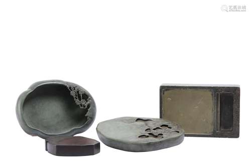 THREE CHINESE INK STONES AND A BRUSH WASHER.