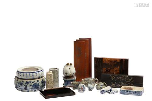 A COLLECTION OF CHINESE ITEMS.