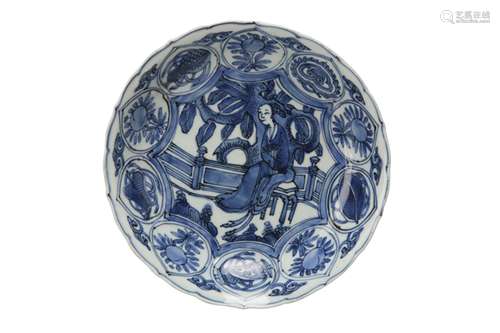 A CHINESE BLUE AND WHITE KRAAK PORCELAIN DISH.