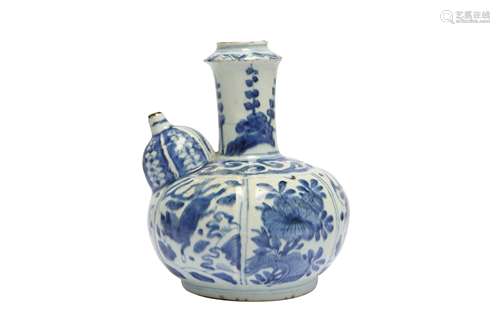 A CHINESE BLUE AND WHITE KRAAK PORCELAIN KENDI.