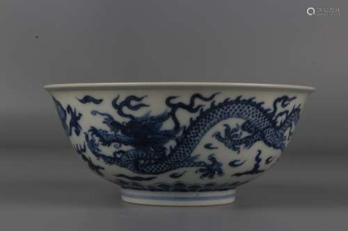 Bol en porcelaine bleu blanc ayant pour motifs des dragons m...