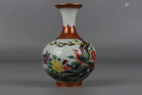 Vase en porcelaine de la Famille Rose avec motifs fleurs et ...