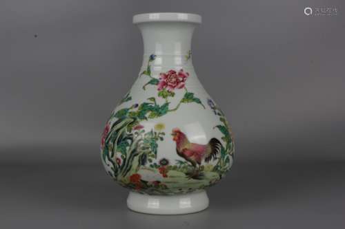 Vase en porcelaine de la  Famille Rose avec dorures