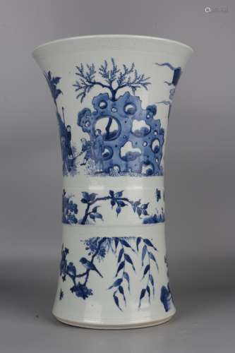 Vase cornet en porcelaine bleu et blanc